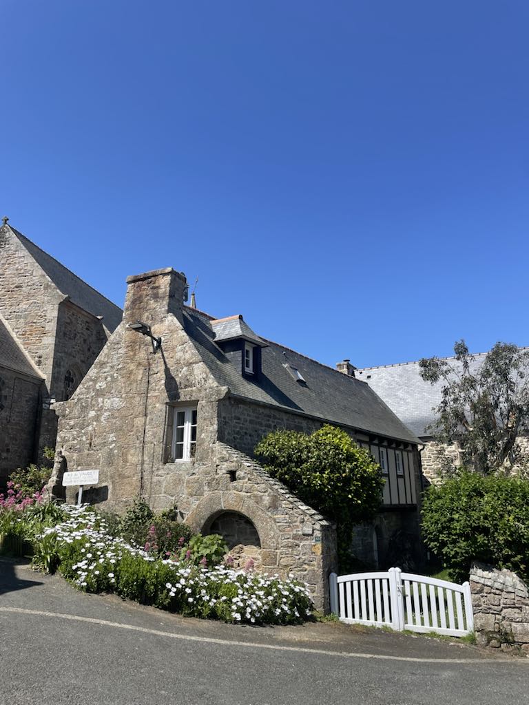 Ploulec'h, promenez-vous sur le sentier et découvrez un village en pierre charmant