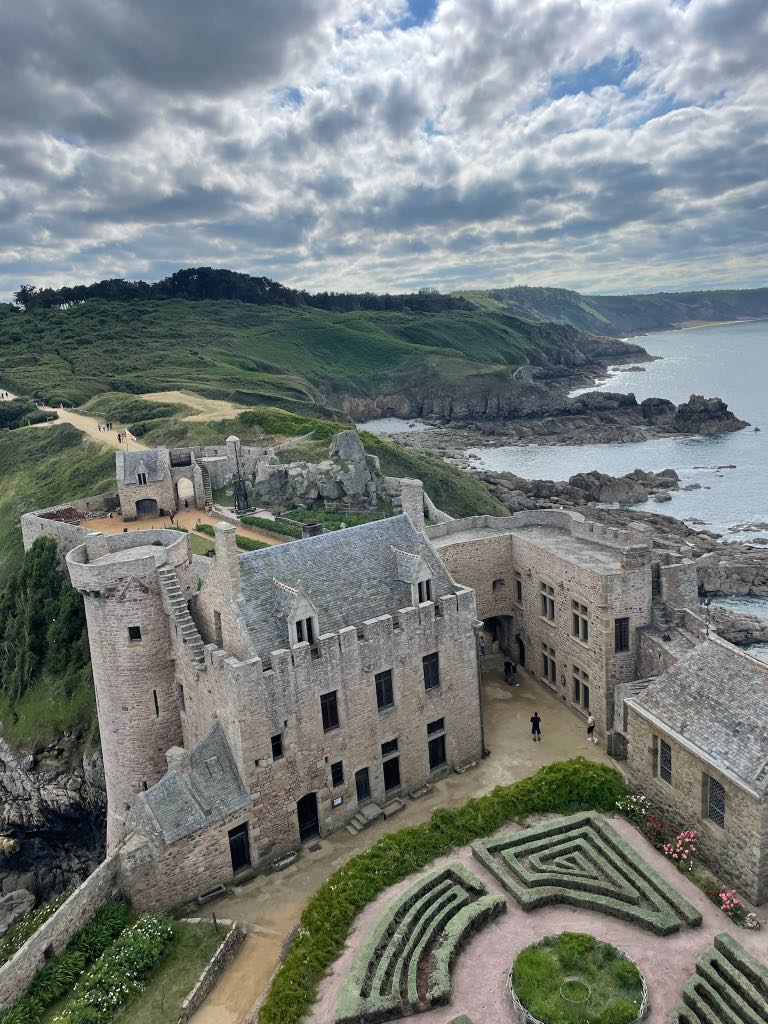 Ne manquez pas le célèbre château de la Roche Goyon ou Fort La Latte, lieu de nombreux tournages