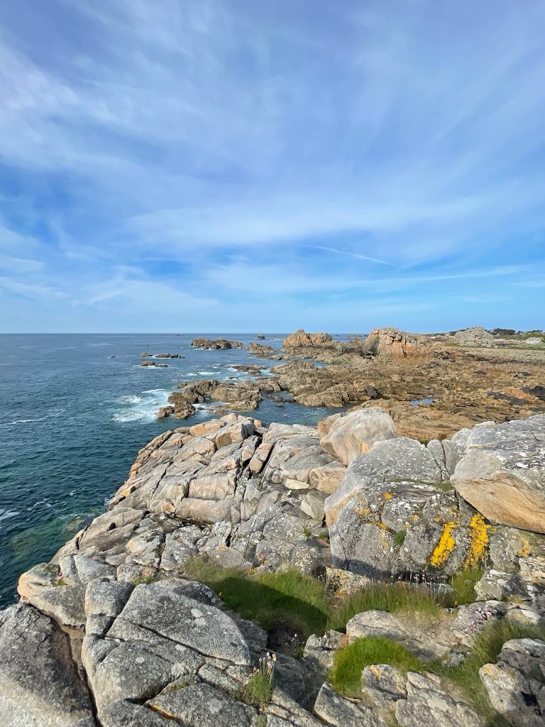 Promenez vous sur le sentier menant à la maison du Gouffre en longeant les roches de granit rose