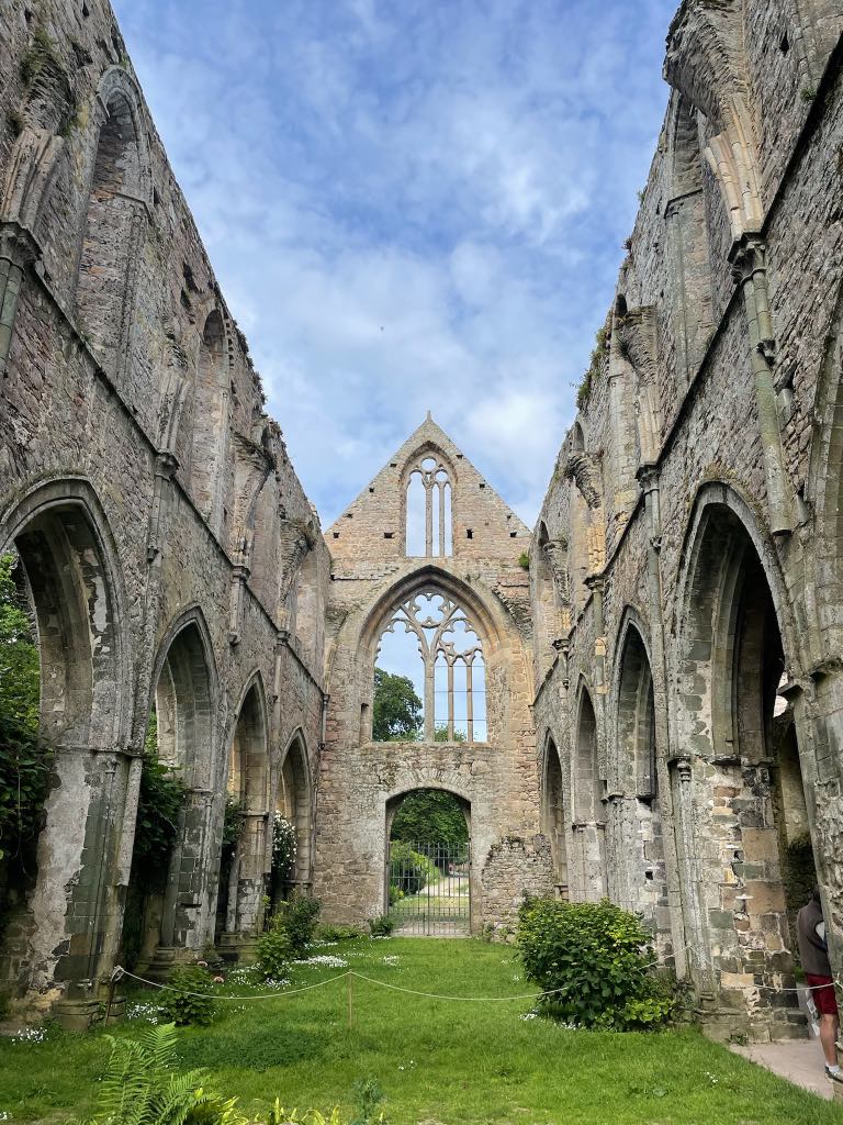 Ne passez pas à côté de l'Abbaye de Beauport, un arrêt incontournable dans les Côtes d'Armor