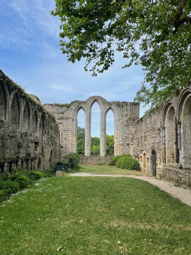 Découvrez les ruines de l'Abbaye de Beauport, au charme romantique