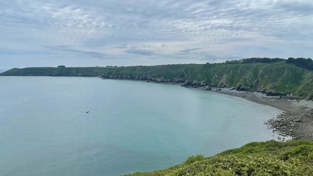 Observez la vue sur les falaises et le phare depuis la pointe de Bilfot