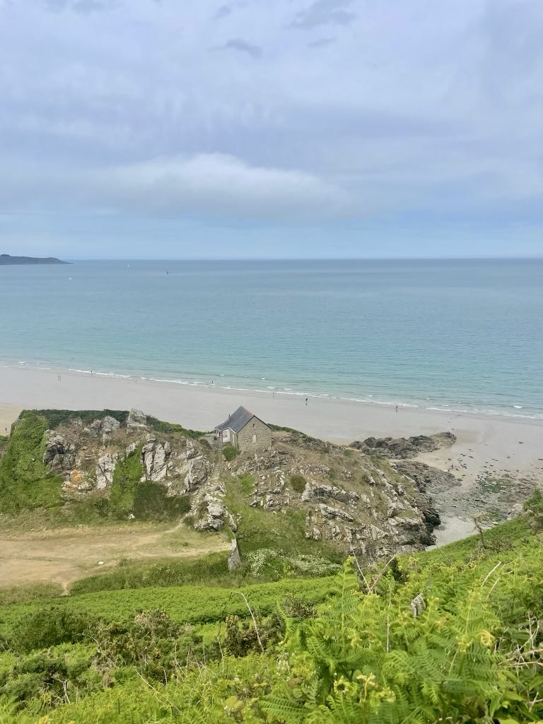 Promenez-vous sur la plage Bonaparte, au milieu des falaises