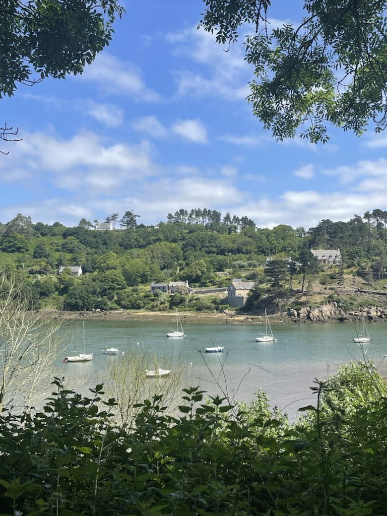 Promenez-vous à Ploulec'h à travers village, forêt et mer