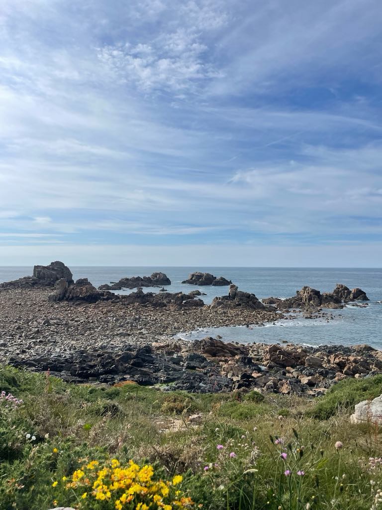 Découvrez les plages de Plougrescant, mêlant roche de granit rose et plage