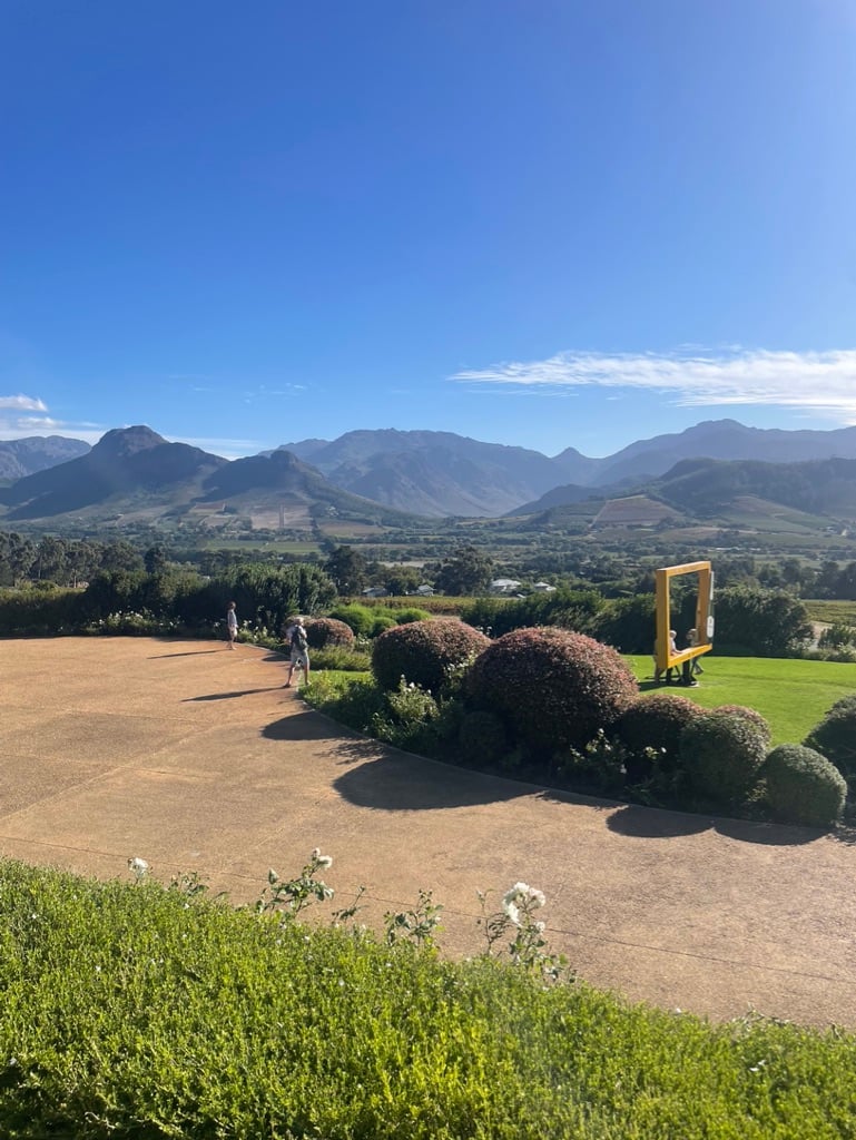 Découvrez Franschhoek, des plantations de vignes au coeur des montagnes à moins d'une heure de Cape Town