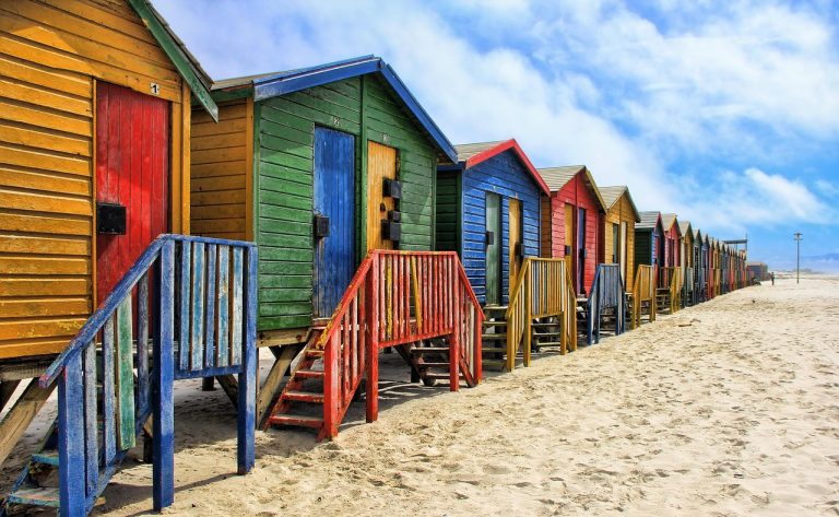 Profitez d'une balade sur la plage de Muizenberg avec ses cabanes colorées et profitez-en pour faire un cours de surf