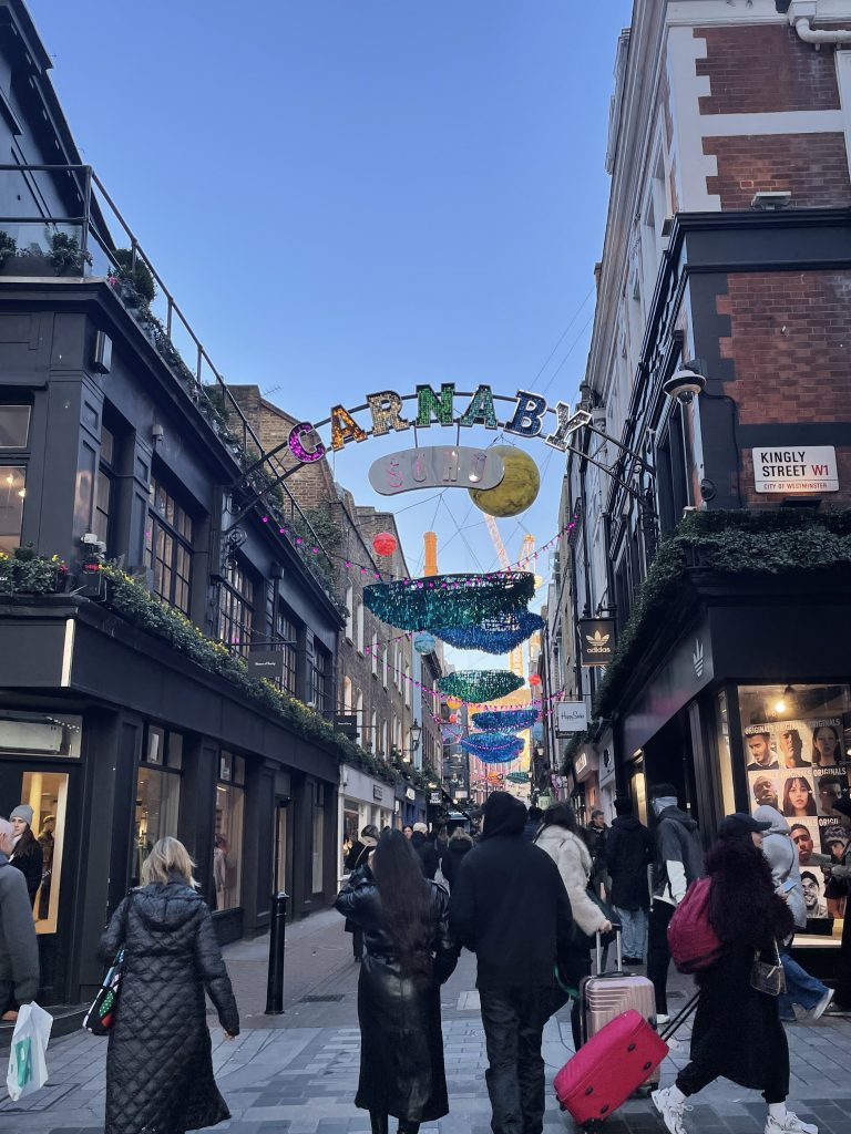 Ne passez pas à côté de Soho et Carnaby Street, toujours décorée surtout à Noël