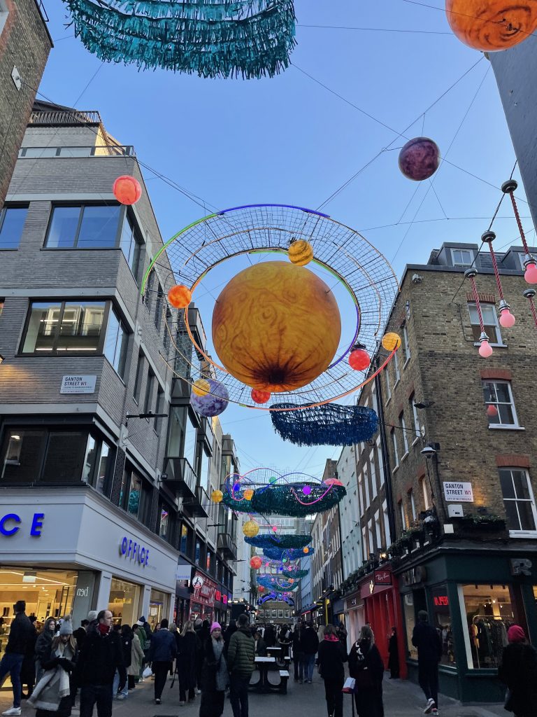 Ne manquez pas Soho, le quartier animé de Londres avec des restaurants, sa vie commerçante et nocturne