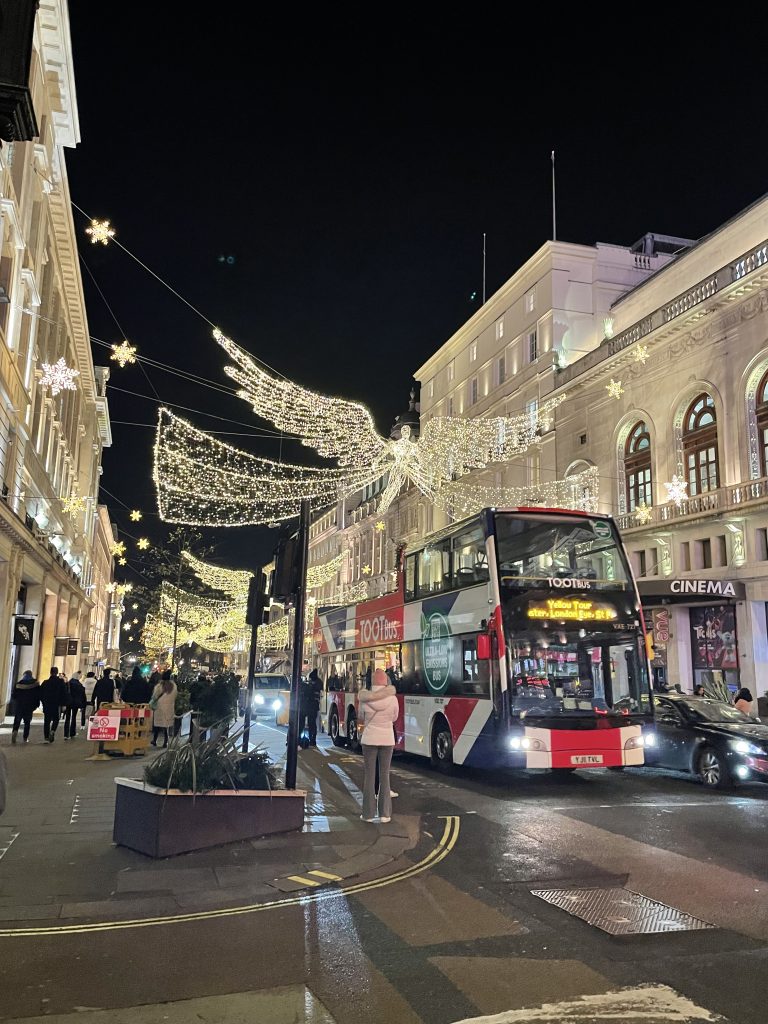 Un arrêt immanquable est Oxford Street, la plus célèbre avenue de la capitale britannique