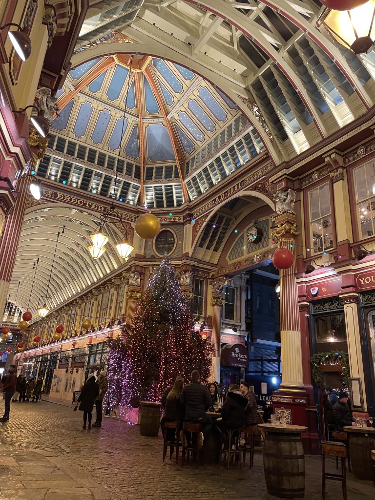 Visitez Leadenhall Market, une galerie victorienne majestueuse où les londoniens vont boire un verre après le travail