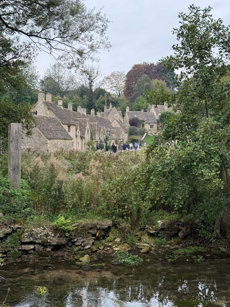 Bibury, le charme du countryside anglais avec ses maisons de pierre et son ruisseau