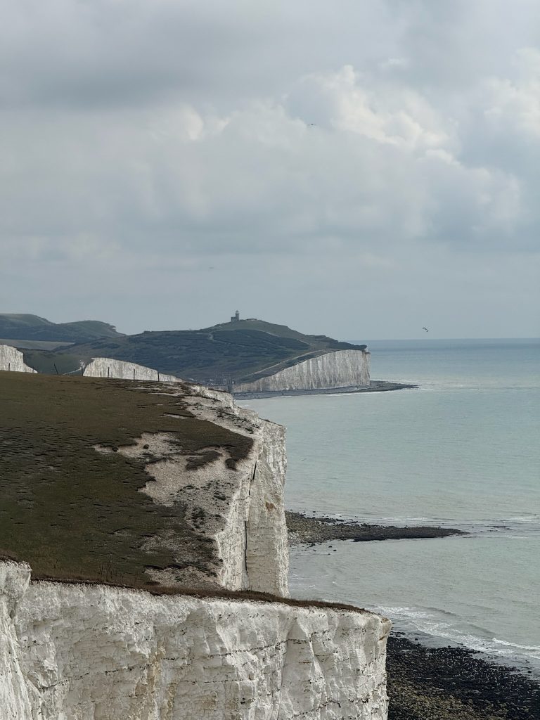 Le Phare des falaises de Seven Sisters au sud de l'Angleterre