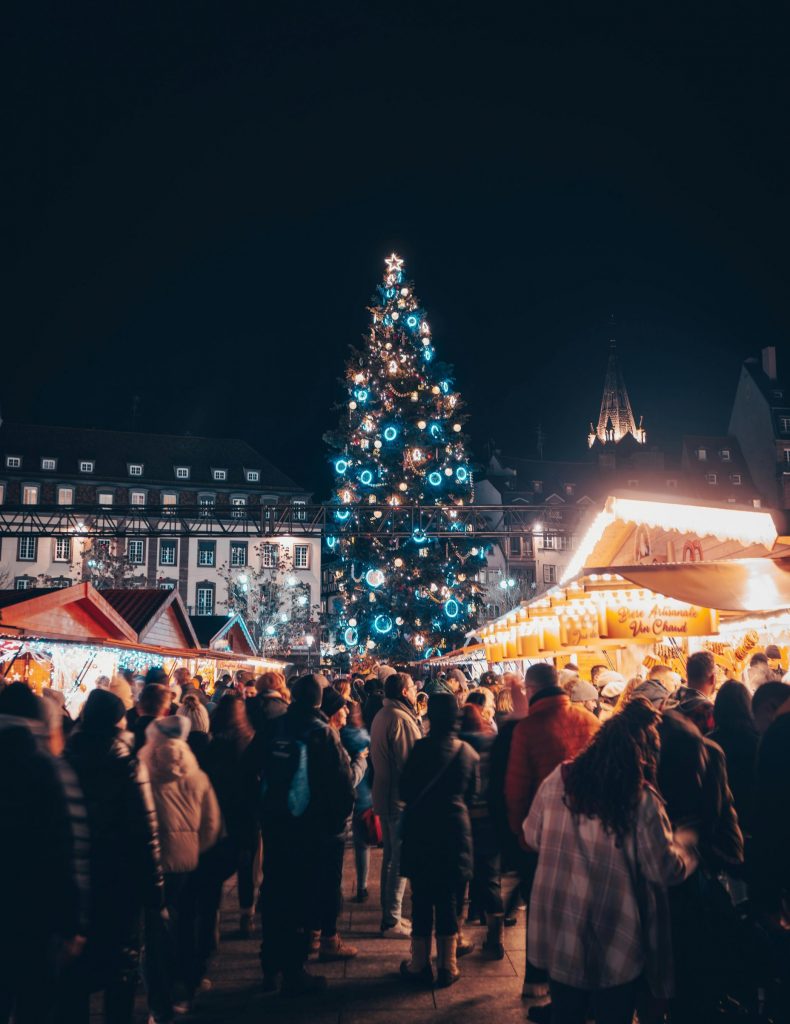 Découvrez le grand Sapin de Strasbourg au pied de la cathédrale