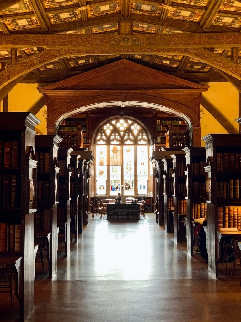 Découvrez la librairie Bodleian dans l'université d'Oxford, présente dans de nombreux films