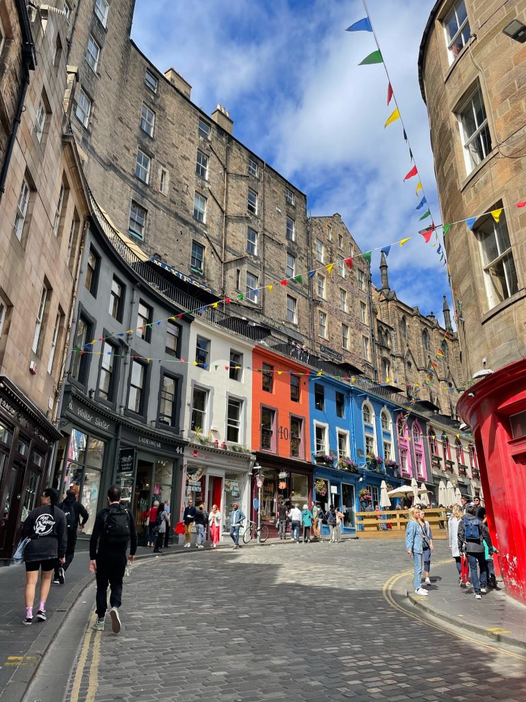 Victoria Street, célèbre pour ses boutiques colorées