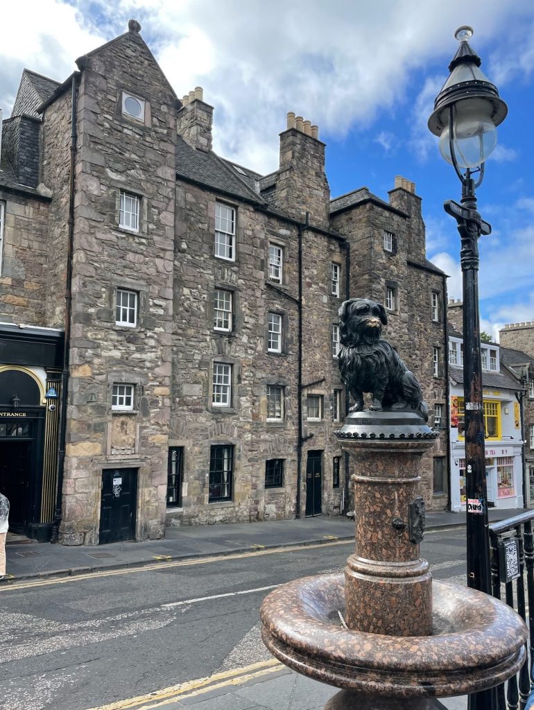 Allez voir la statue de Bobby, le Skye Terrier qui veilla pendant 14 ans sur la tombe de son maître.