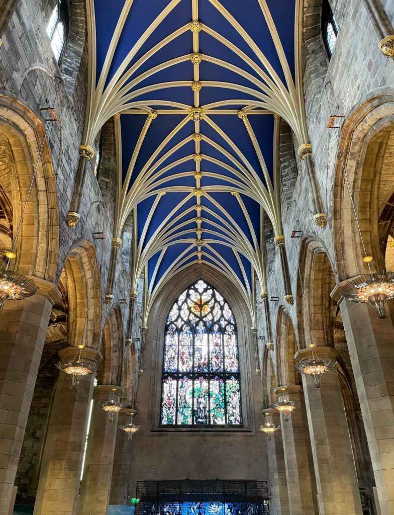 Entrez et découvrez la cathédrale Saint Gilles avec son plafond bleu étoilé