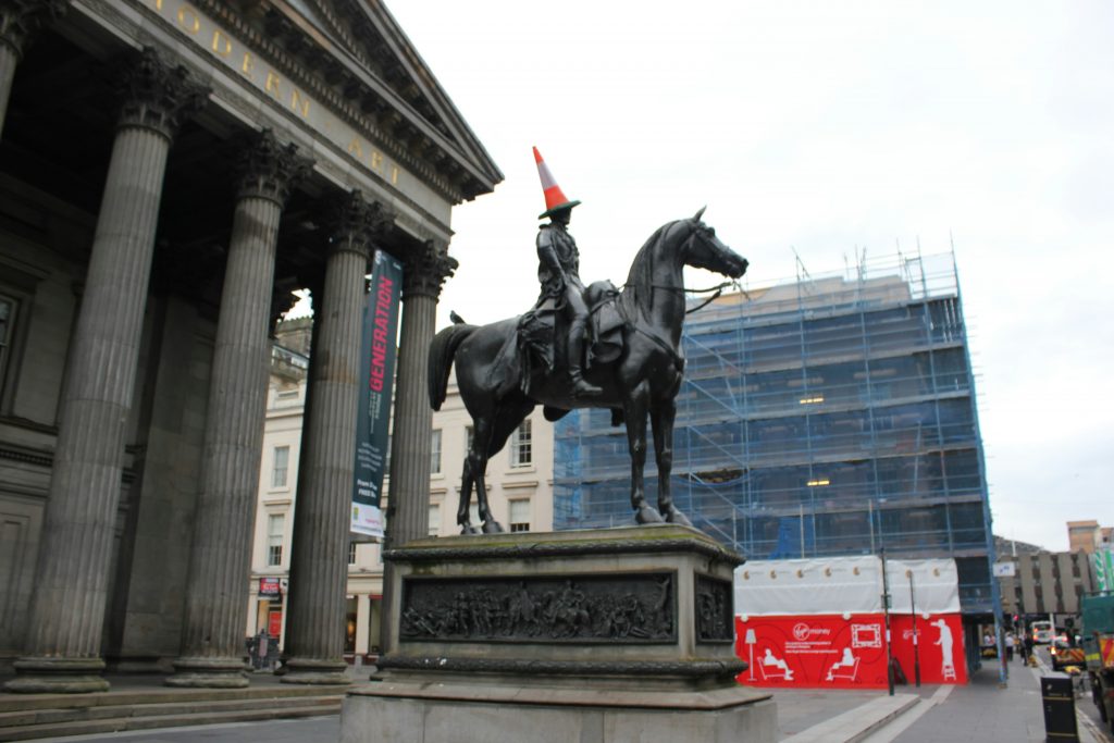Na manquez pas la célèbre statue du Duke de Wellington