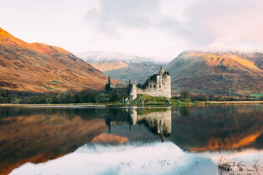 Le Château de Kilchurn, ruine romantique au bord d'un loch