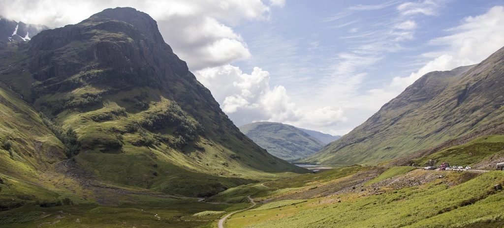 glencoe, découvrez les paysages à couper le souffle où les montagnes plongent dans les lochs