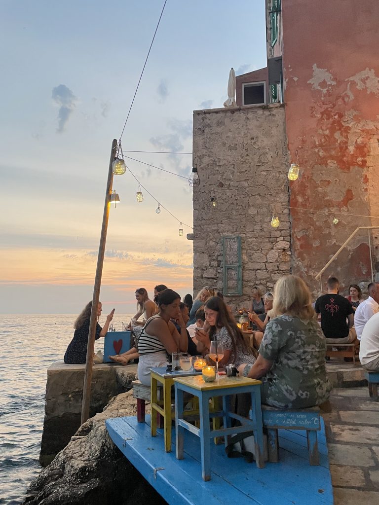 Profitez du coucher de soleil au bar Troglodyte de Rovinj