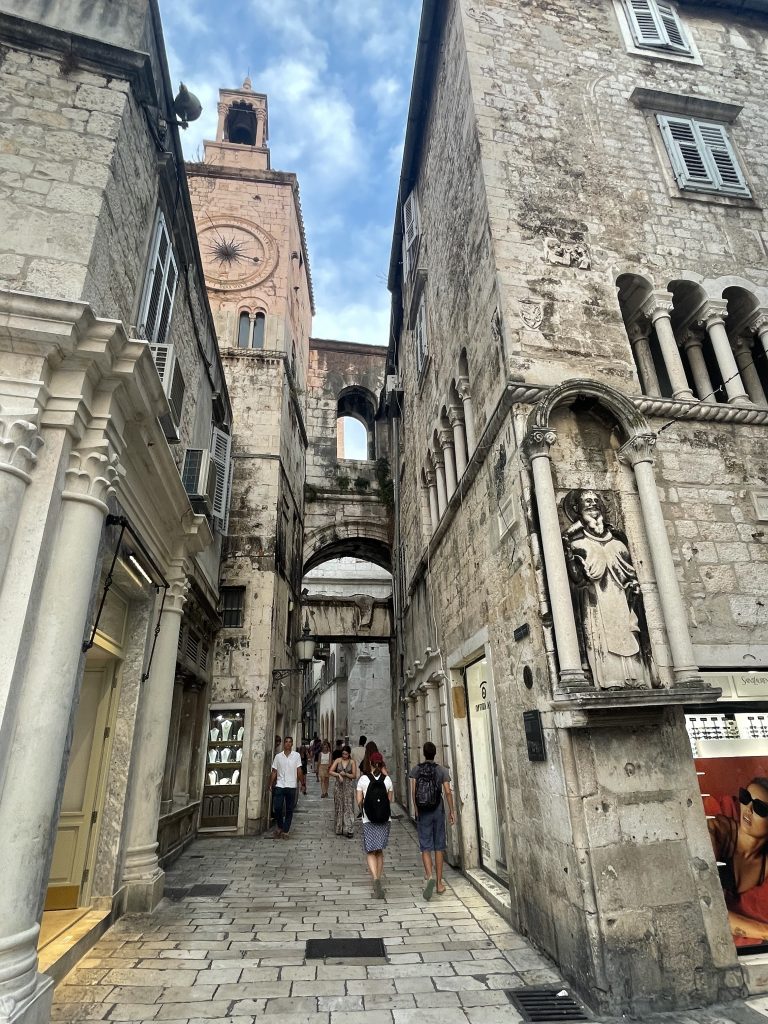 Promenez-vous dans la vieille ville de Split