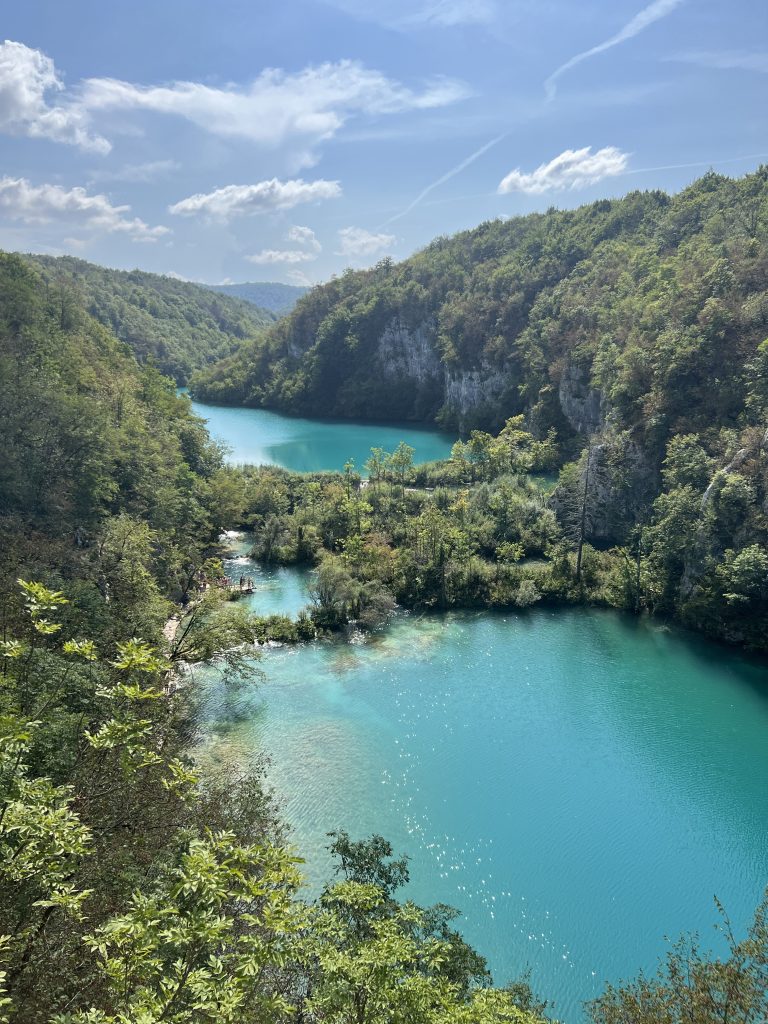 Découvrez l'eau turquoise des lacs du parc de Plitvice