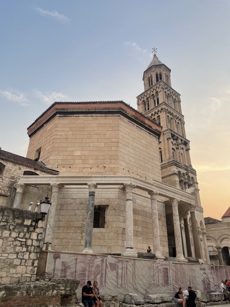 Admirez Split, une ville mêlant architecture romaine et médiévale