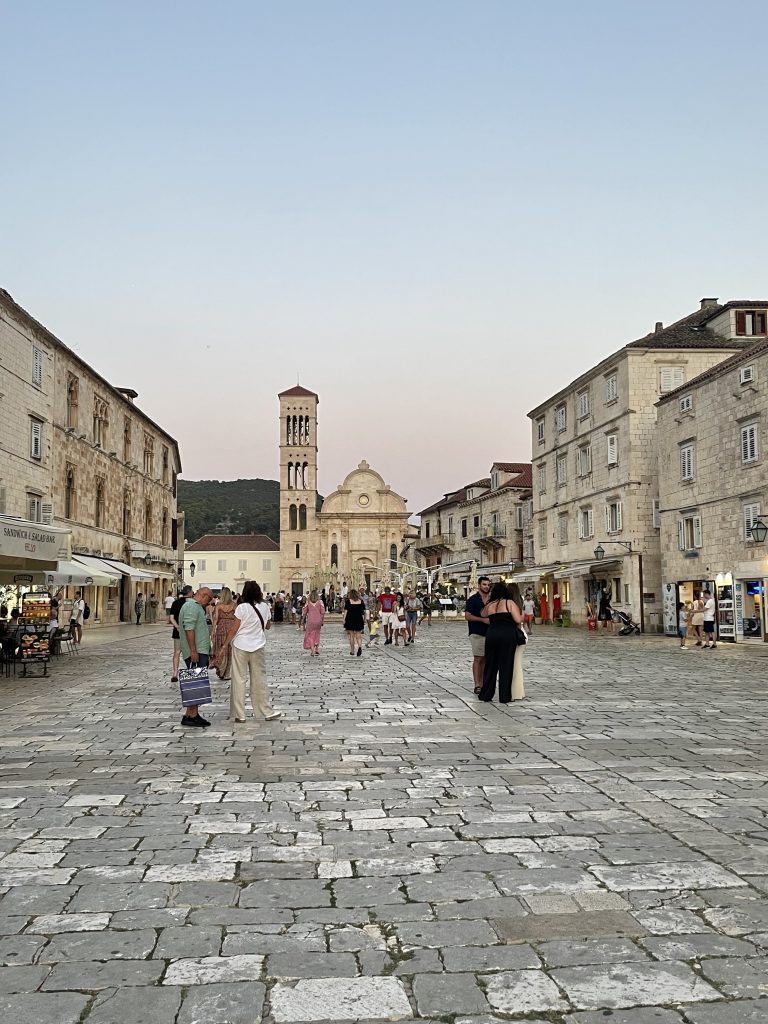 La place Saint-Etienne, la plus célèbre de Hvar