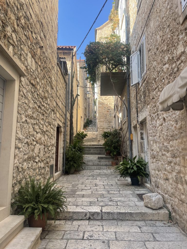 Promenez-vous dans les ruelles de Hvar