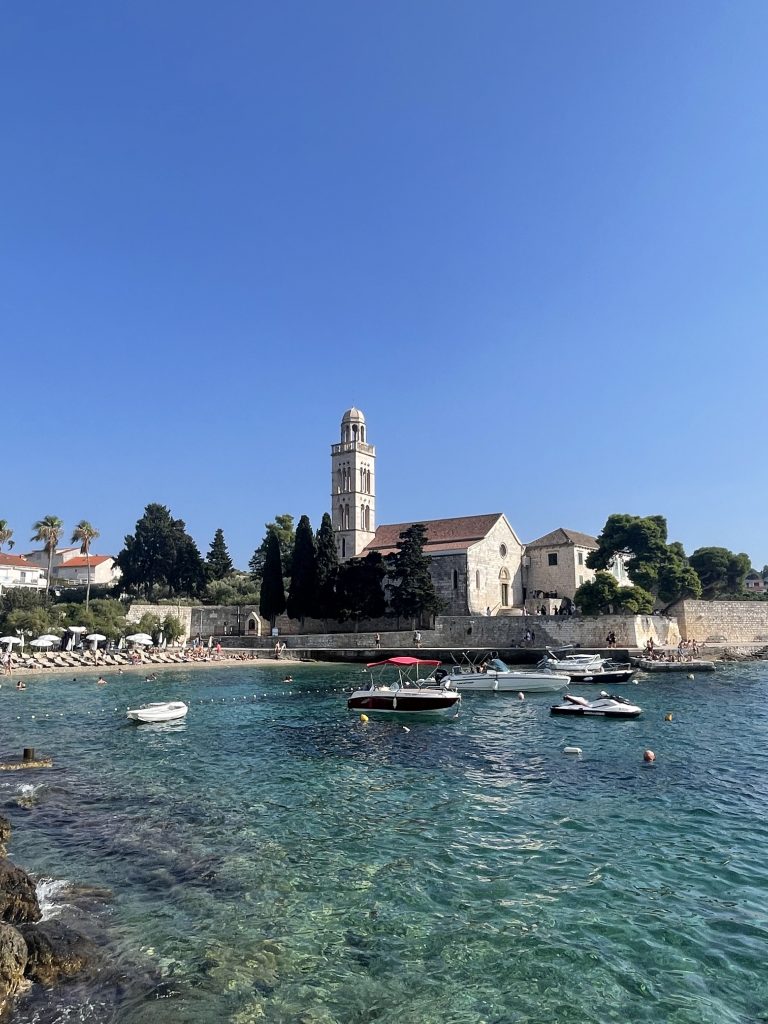 Découvrez le monastère franciscain de l'île de Hvar