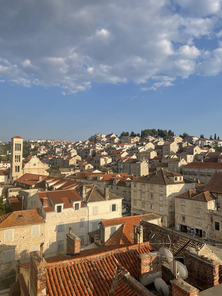 Montez sur les hauteurs de la ville de Hvar pour coucher du soleil sur les toits de la ville