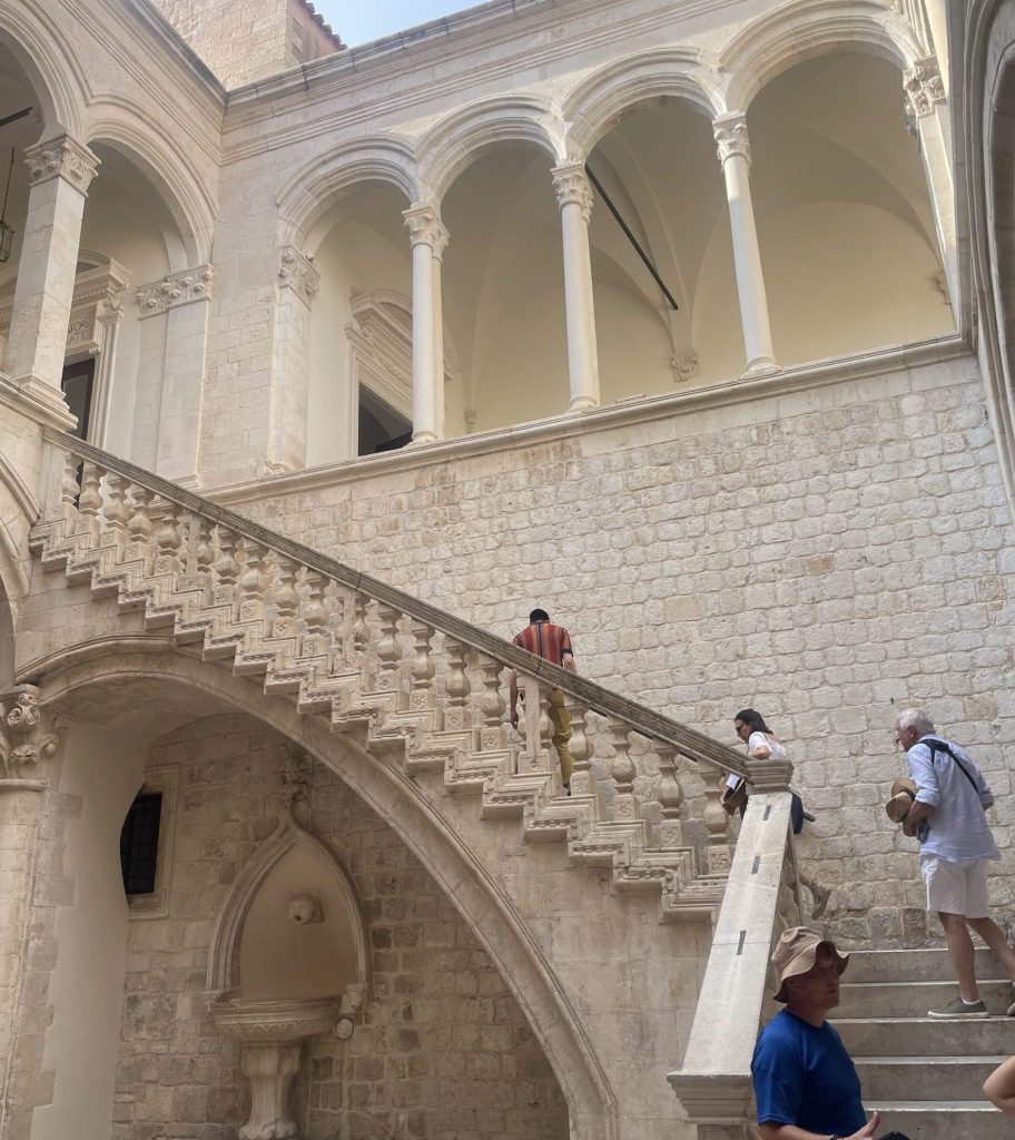 Découvrez le Palais du Recteur de Dubrovnik, ayant servi de décor pour Game of Thrones