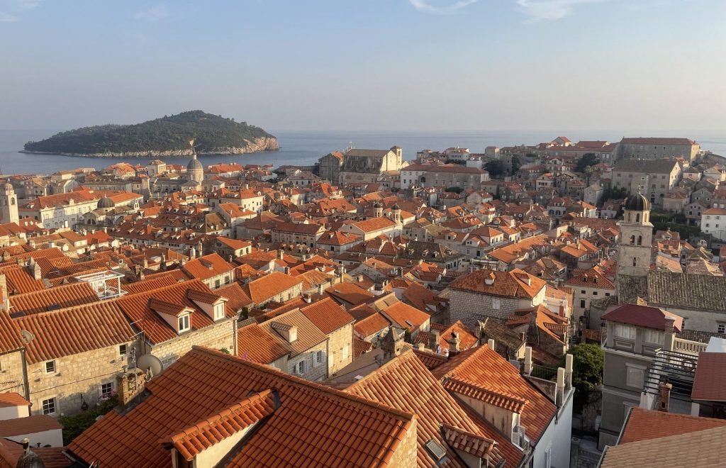 Ne manquez pas la vue spectaculaire sur Dubrovnik depuis les remparts de la ville