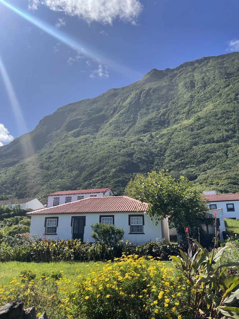 Promenez-vous dans le village de Fajã da Caldeira de Santo Cristo
