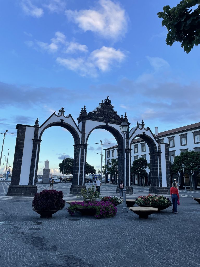 Promenez-vous dans la plus grande ville des Açores