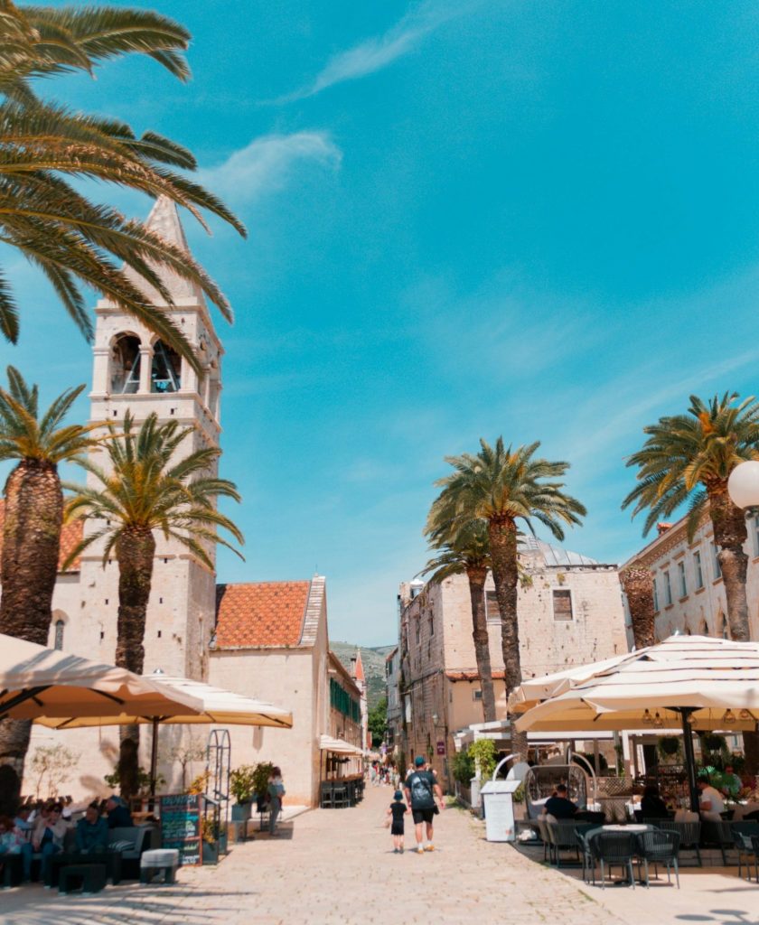 Découvrez la promenade en bord de mer de Trogir avec sa forteresse