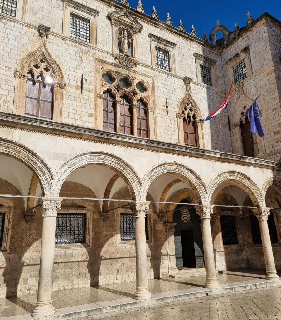 Découvrez le Palais Sponza, un des plus beaux bâtiments de Dubrovnik