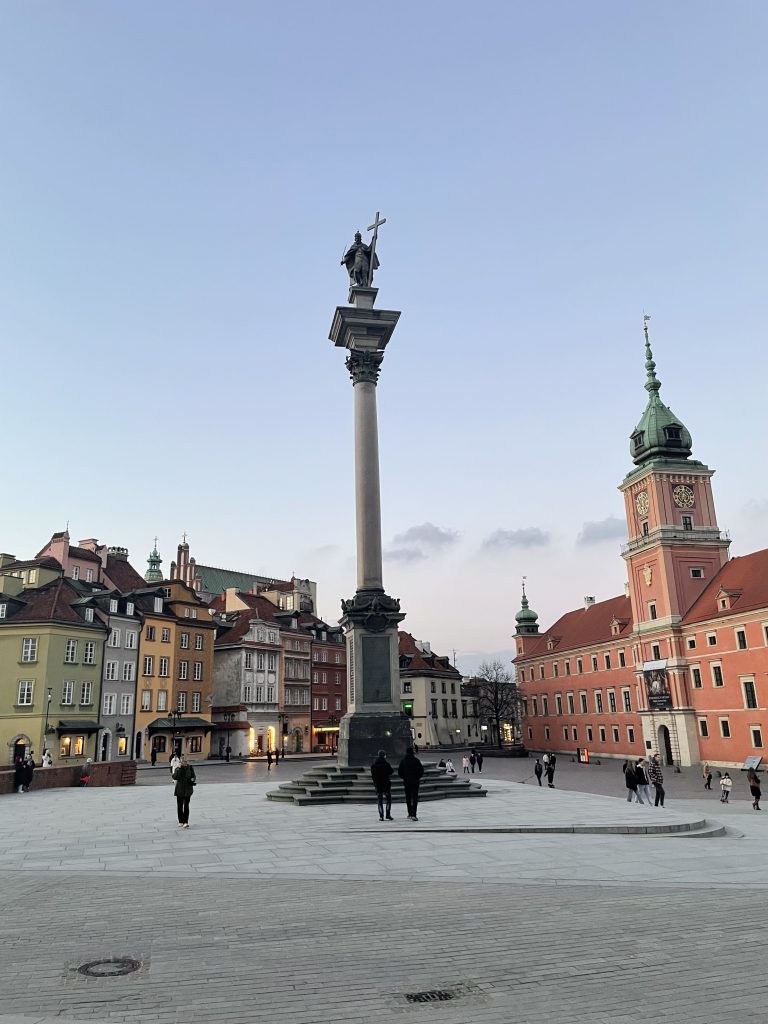 Découvrez la vieille ville de Varsovie, avec ses immeubles colorés