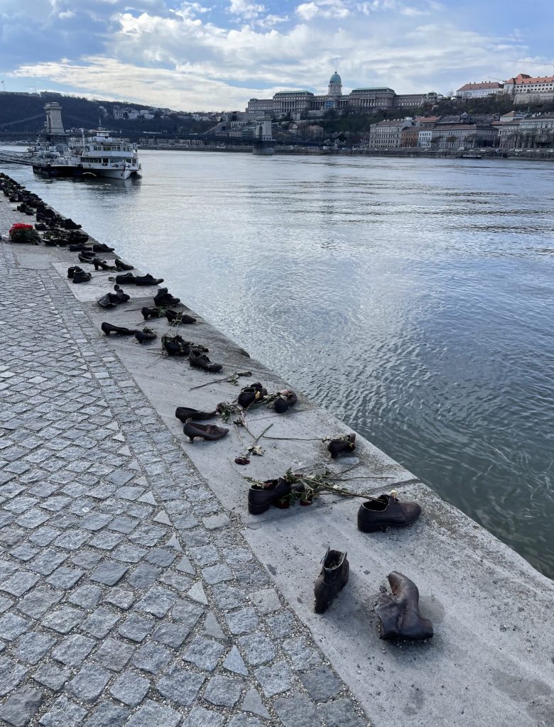 Promenez-vous le long du Danube et arrêtez au mémorial juif, un lieu chargé en émotion