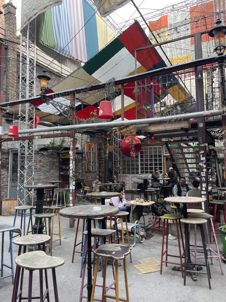 Ne passez pas à côté des ruin bar et surtout du plus célèbre : Szimpla Kert