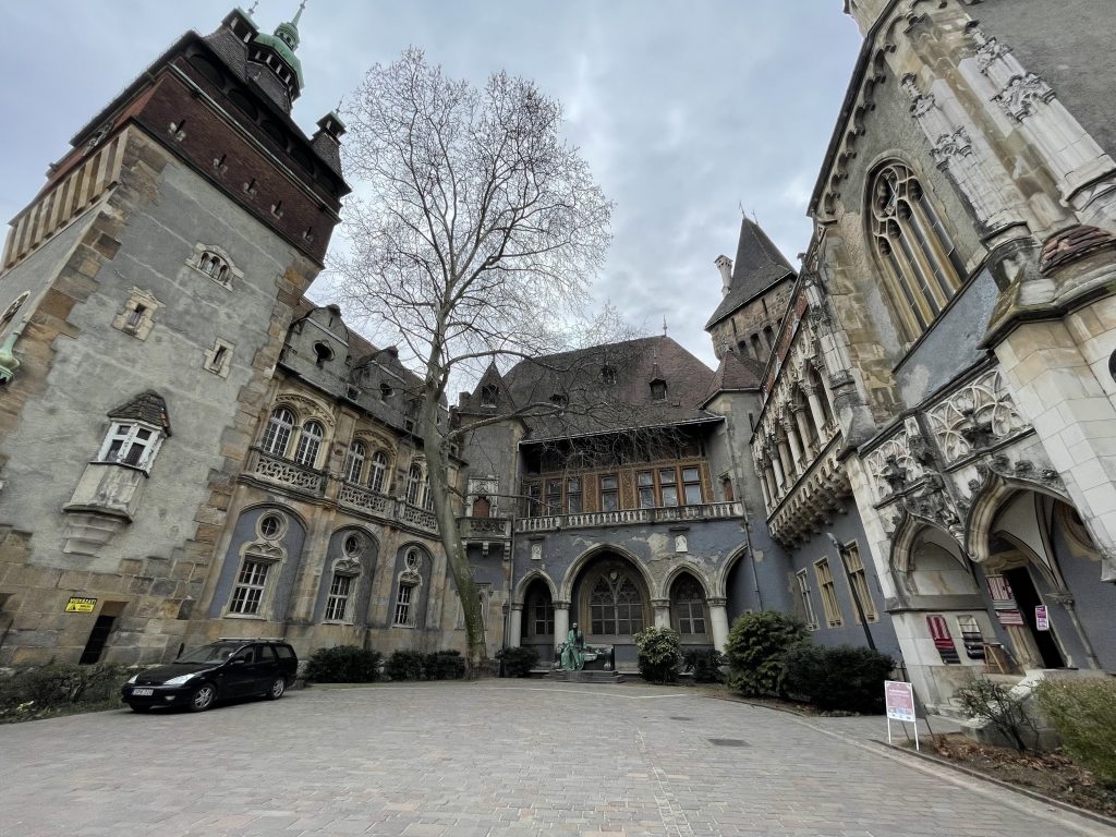 Visitez le château Vajdahunyad, faisant penser au châteaux hantés d'Europe de l'Est