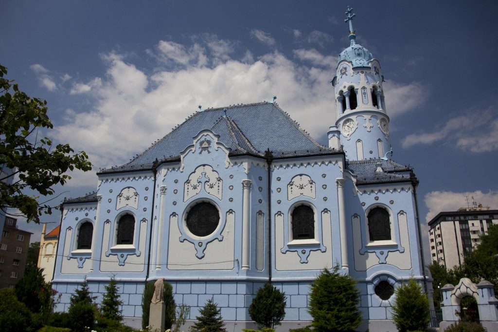 Découvrez la célèbre église bleue de Bratislava, nommée Sainte-Elizabeth
