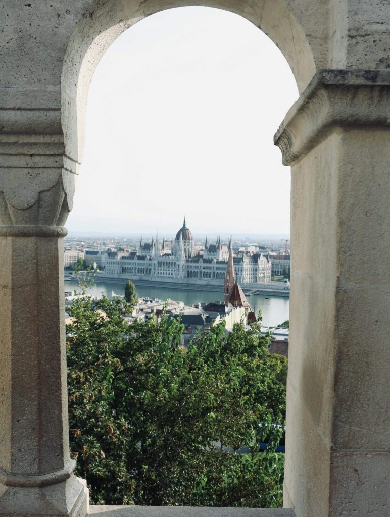 Profitez de la vue spectaculaire sur le parlement Hongrois depuis le Bastion des Pecheurs