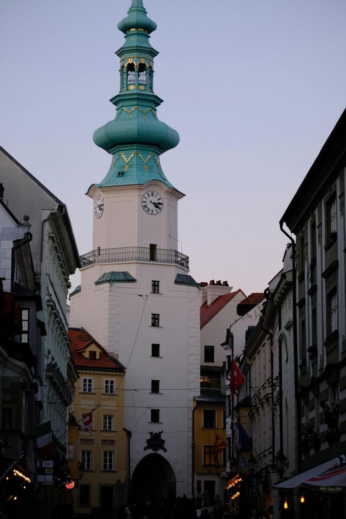 Promenez-vous dans la rue Saint-Michel et sa découvrez sa porte, une des rares portes médiévales encore existante