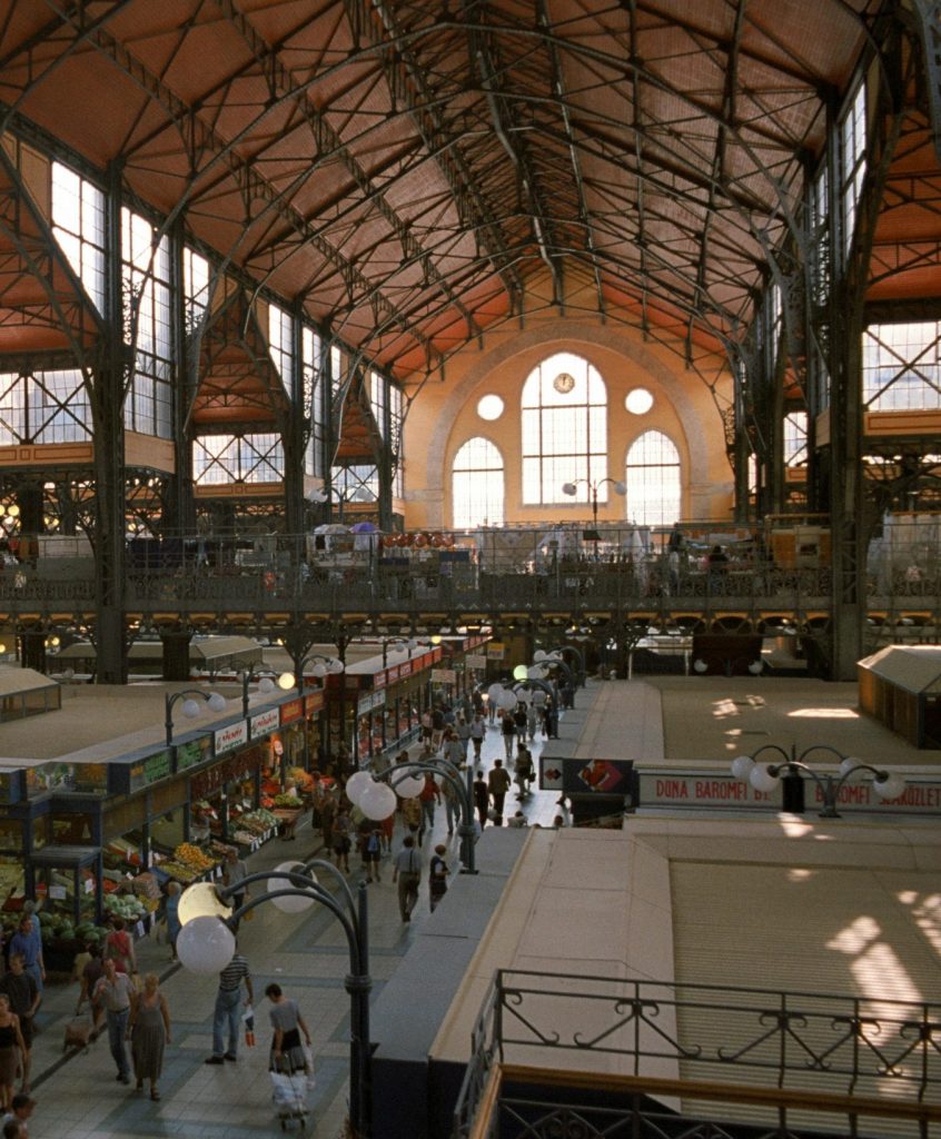 Errez dans Les Halles centrales de Budapest, rempli d'étals et de restaurants