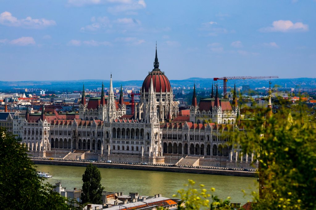Découvrez l'incontournable parlement hongrois au bord du Danube