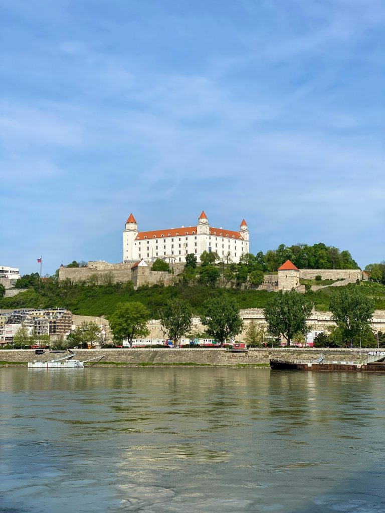 Découvrez le magnifique château (hrad) surplombant la ville de Bratislava
