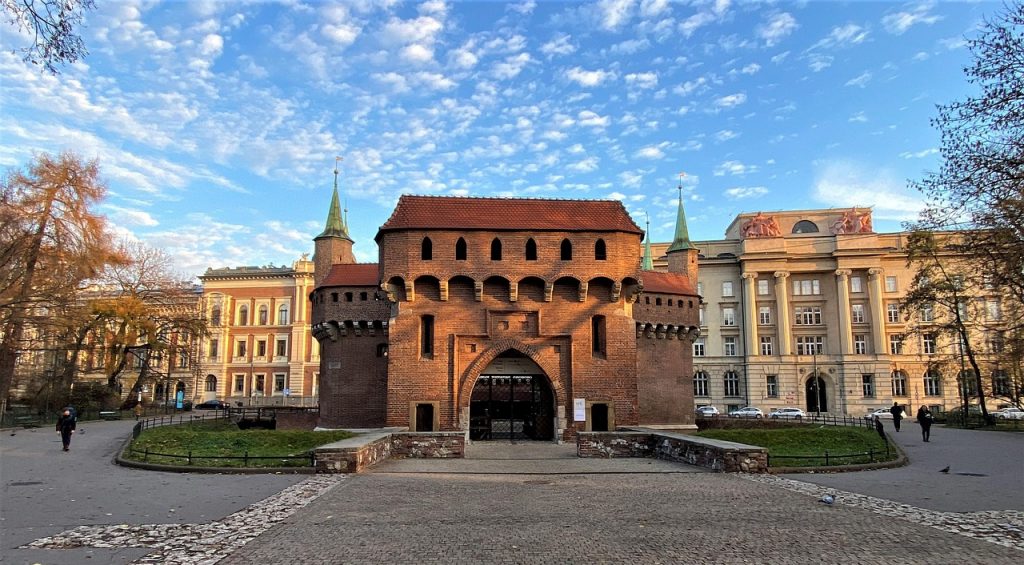 Découvrez la Barbacane de Cracovie, qui gardait l'entrée de la ville